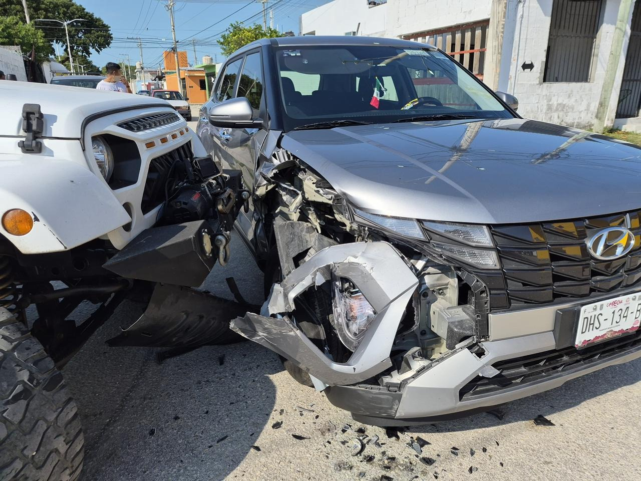 El percance involucró a una camioneta tipo Cheyenne de color gris y a una camioneta de redilas de color blanco
