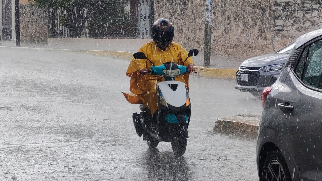 Lluvias intensas generan encharcamientos en calles de Campeche
