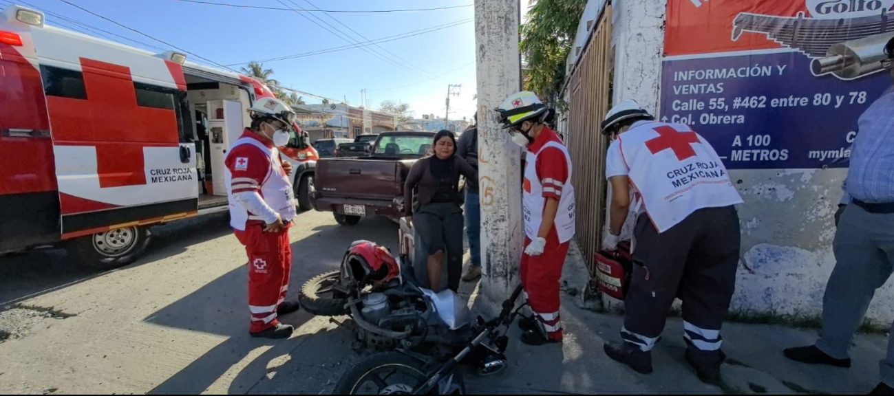 Paramédicos de la Cruz Roja atendieron a la pareja por golpes.