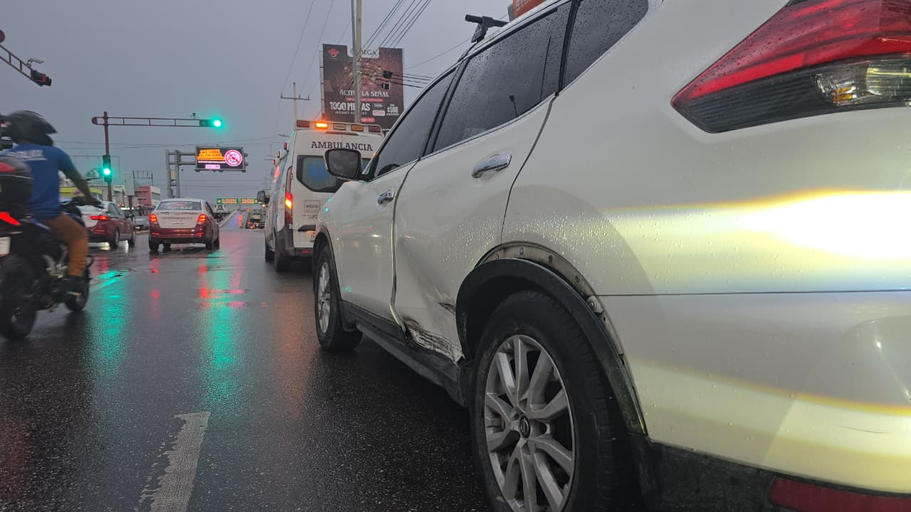 Un Dodge Stratus negro chocó contra una camioneta Nissan blanca al intentar incorporarse desde la calle Ecuador.