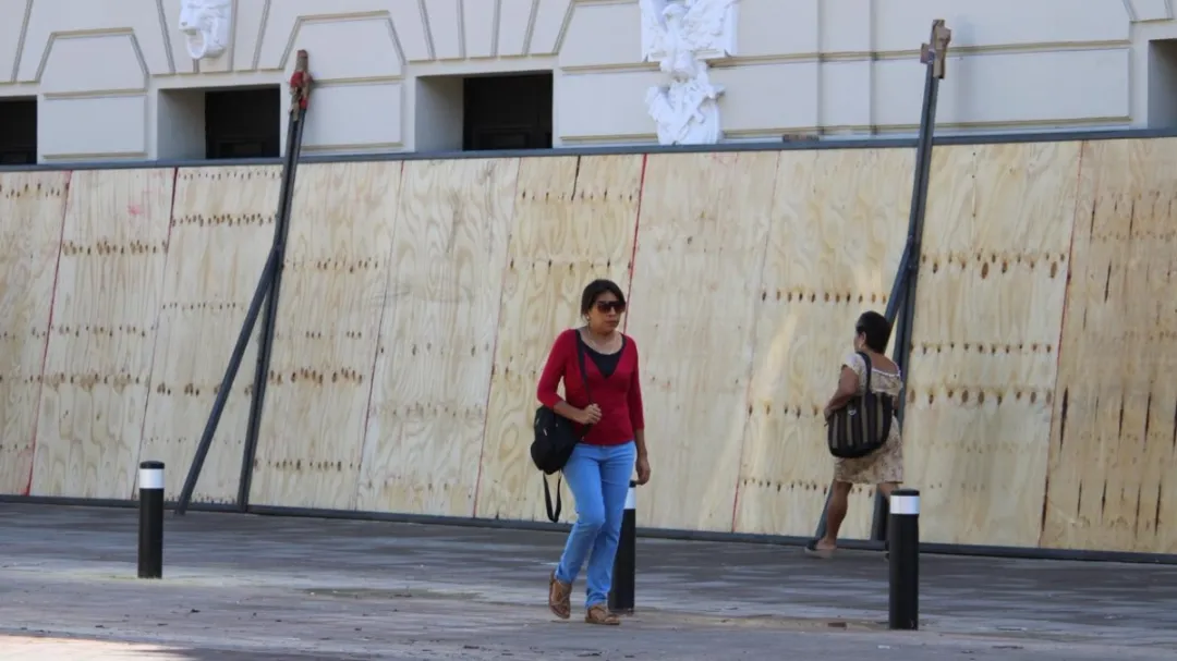 Blindan el Ateneo Peninsular previo a la marcha del 8M en Mérida