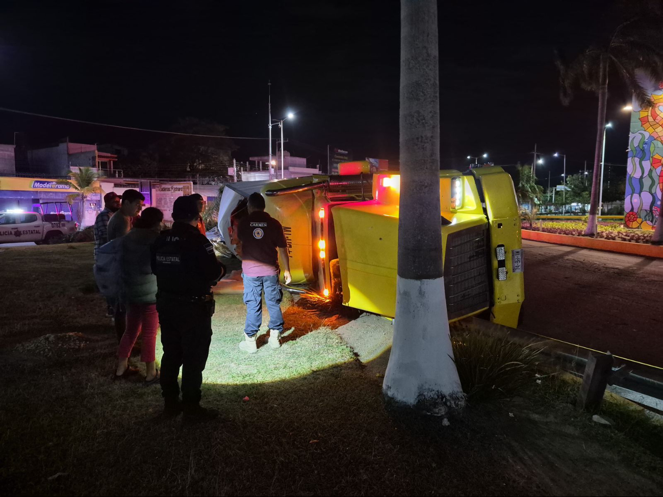 Pesada unidad derriba palmera y barandales en volcadura