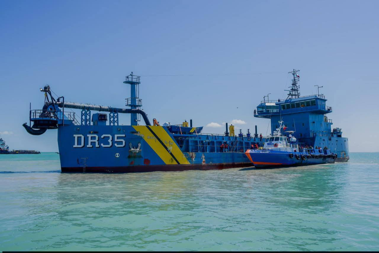 El gobierno impulsa energías renovables, agroindustria, pesca y acuacultura para reducir la dependencia petrolera.