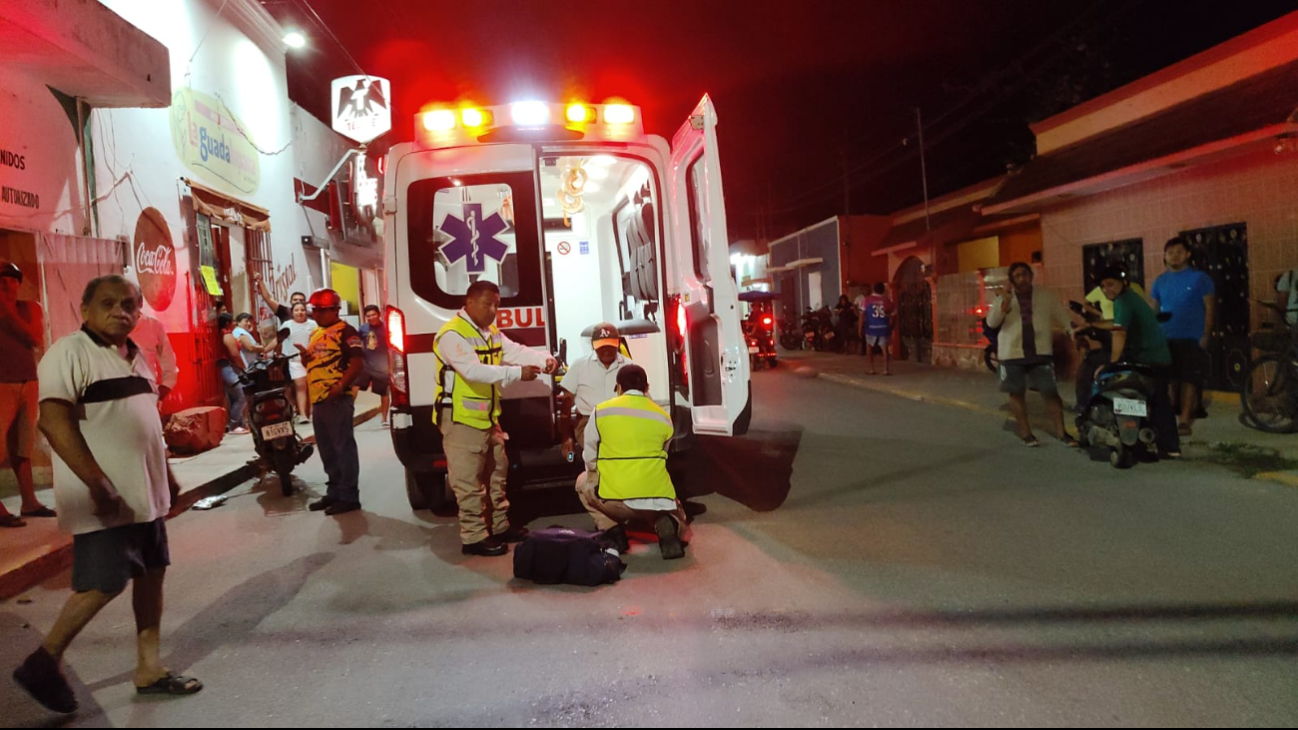 El propietario de una tienda sufrió golpes leves en las rodillas.