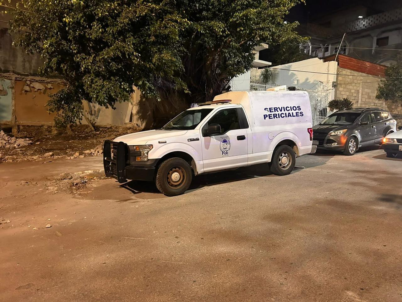 La Fiscalía General del Estado de Quintana Roo realizó el levantamiento del cuerpo para su traslado al Semefo.