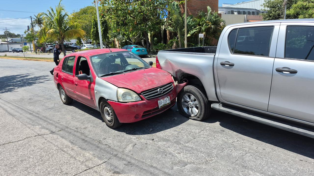 Un choque entre una camioneta y un automóvil dejó cuantiosos daños materiales en Ciudad del Carmen.