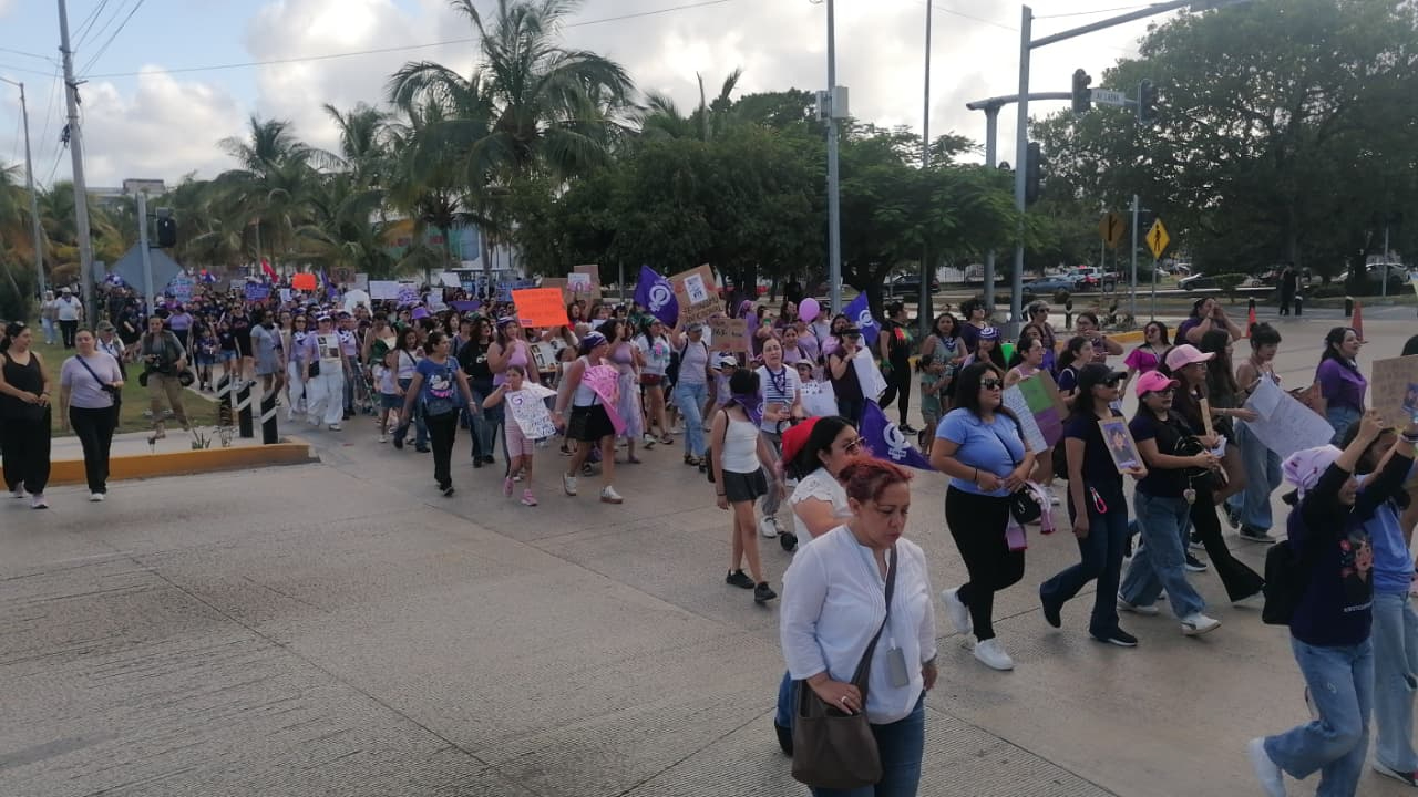 Alrededor de 6 mil mujeres inician la marcha del 8M en Cancún