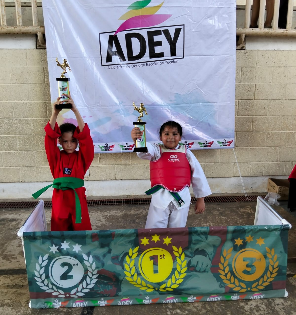Deportistas de Felipe Carrillo Puerto logran ocho medallas en torneo escolar de Taekwondo en Yucatán