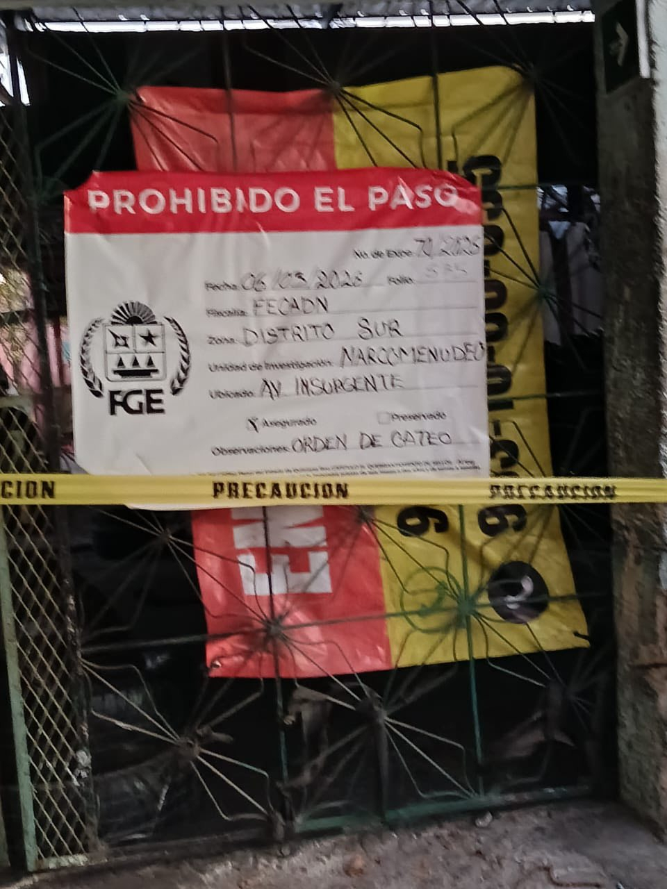 Durante la revisión del lugar, las autoridades procedieron a la detención de tres personas que se encontraban en el inmueble