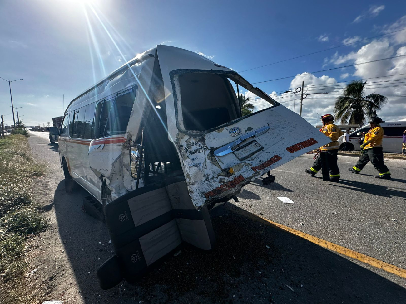 La camioneta de pasajeros fue impactada por detrás y sufrió graves daños.