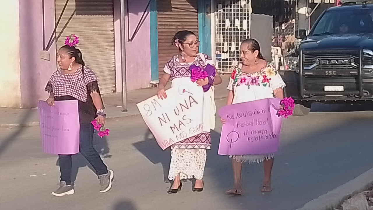 Mujeres de todas las edades marcharon para exigir justicia e igualdad.