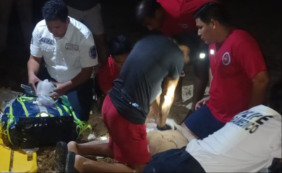 Paramédicos y guardavidas auxiliaron al joven tras rescatarlo del mar.