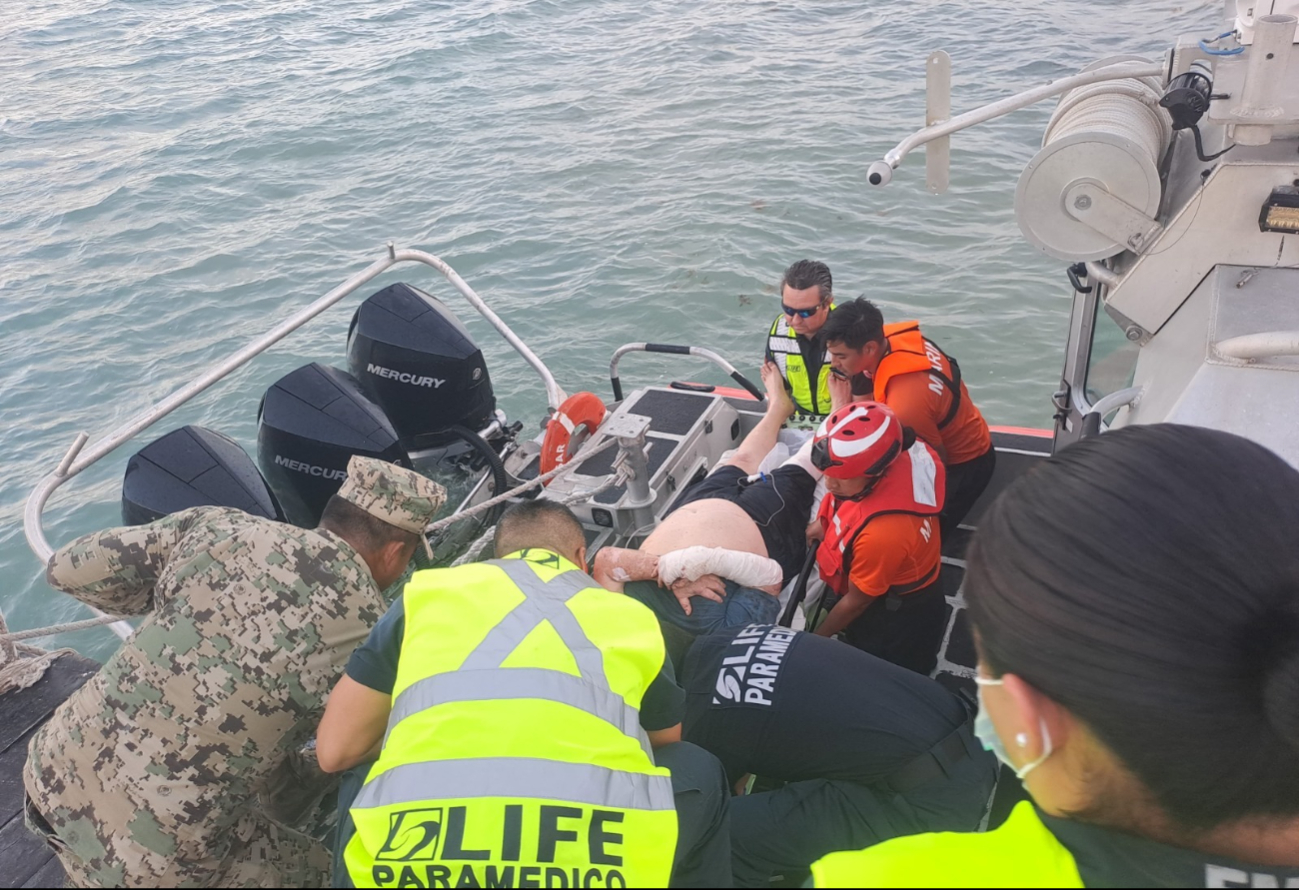 Tras su llegada a Puerto Juárez, fue trasladado al nosocomio en Cancún por medio de ambulancia