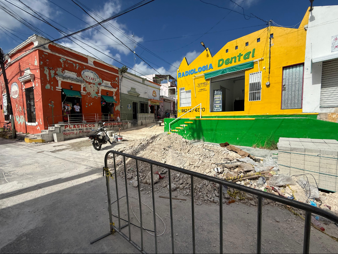 Vecinos denuncian riesgos viales por escombros en la vía pública