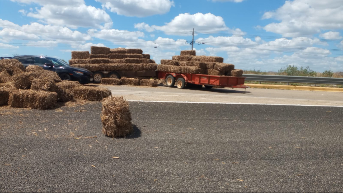 Decenas de pacas quedaron regadas sobre la cinta asfáltica, obstruyendo parcialmente la circulación.