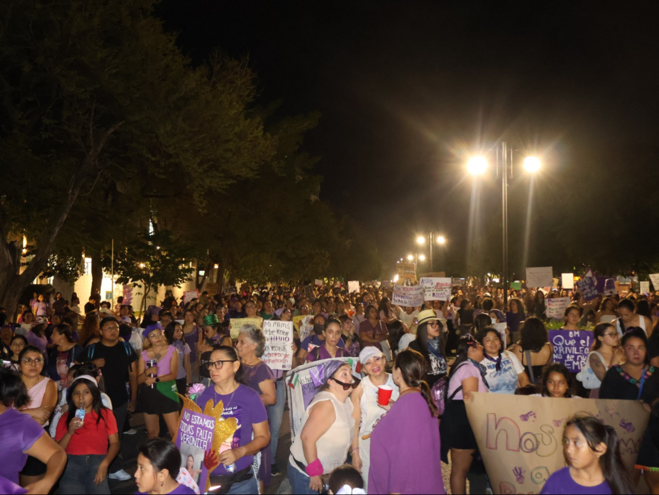 Miles de mujeres tomaron las calles de Paseo de Montejo en Mérida