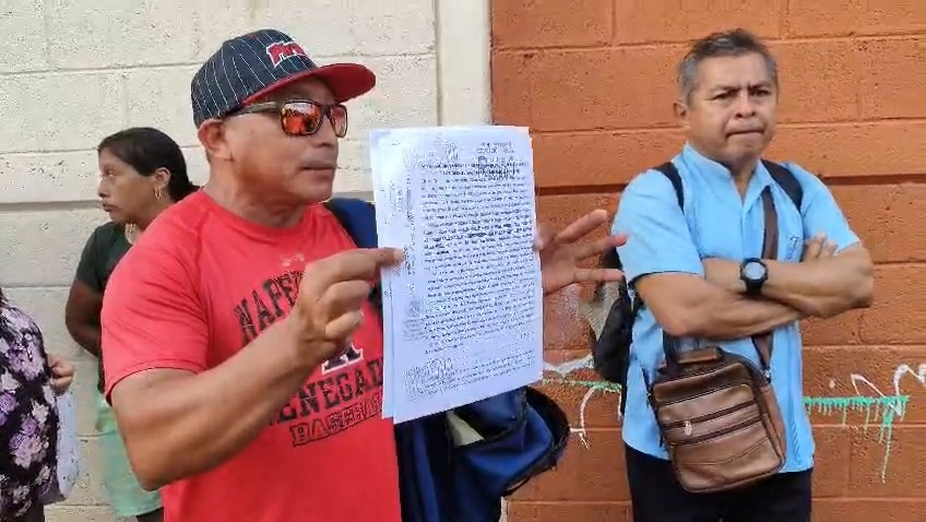 Protesta inició a las 7:00 de la mañana con pancartas.