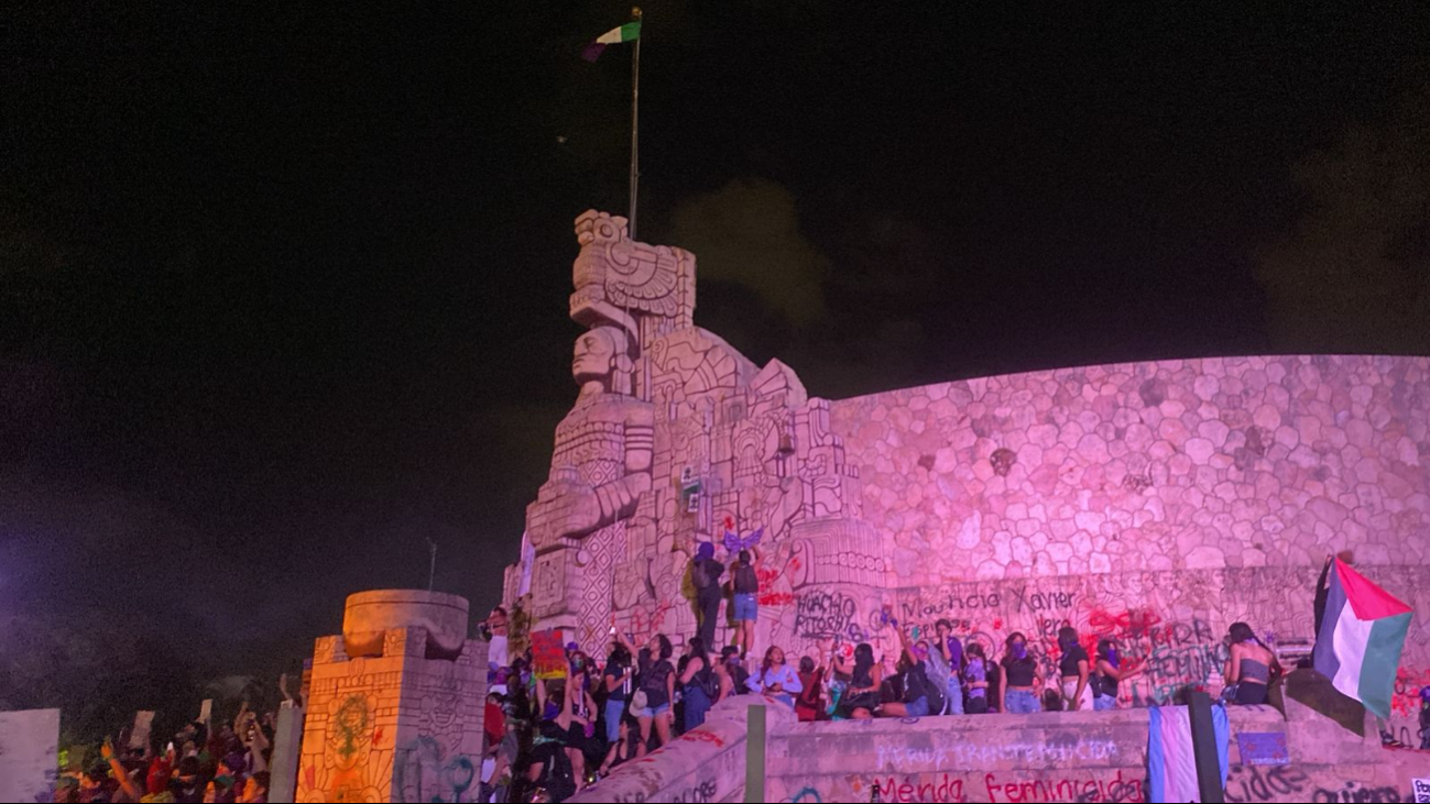 Se realizaron diversas pintas en el Monumento a la Patria de Mérida
