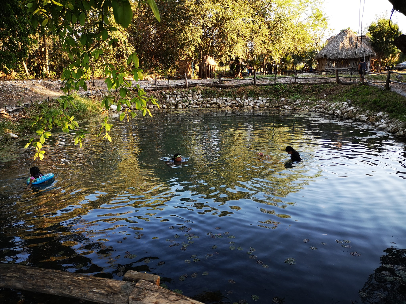 Está ubicado en Hampolol, a solo 20–30 minutos de la capital campechana.