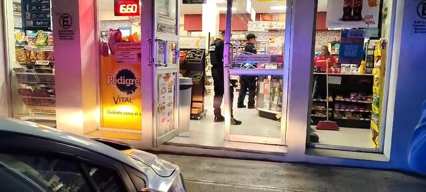 Atracan Oxxo en Cancún tras romper cristal; se llevan dinero y mercancía