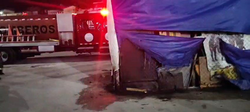 Incendian puesto de frutas y verduras en Cancún.