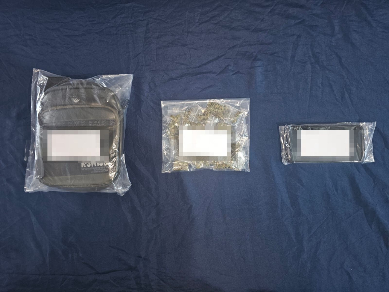 Intentó ocultar la droga al notar a los policías.