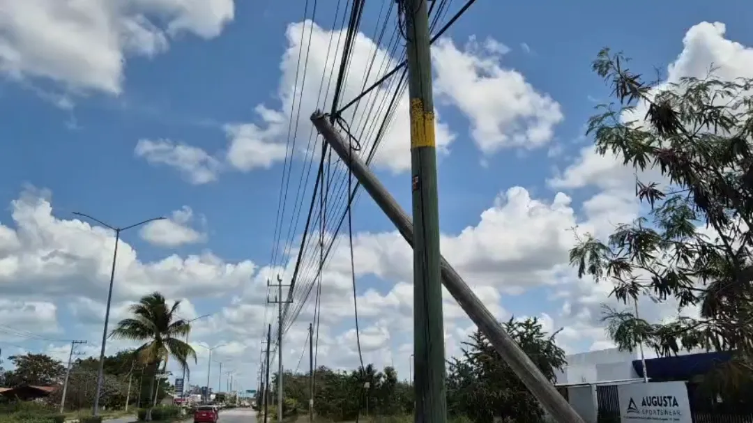 Comerciantes y transeúntes exigen solución a poste peligroso en Colosio