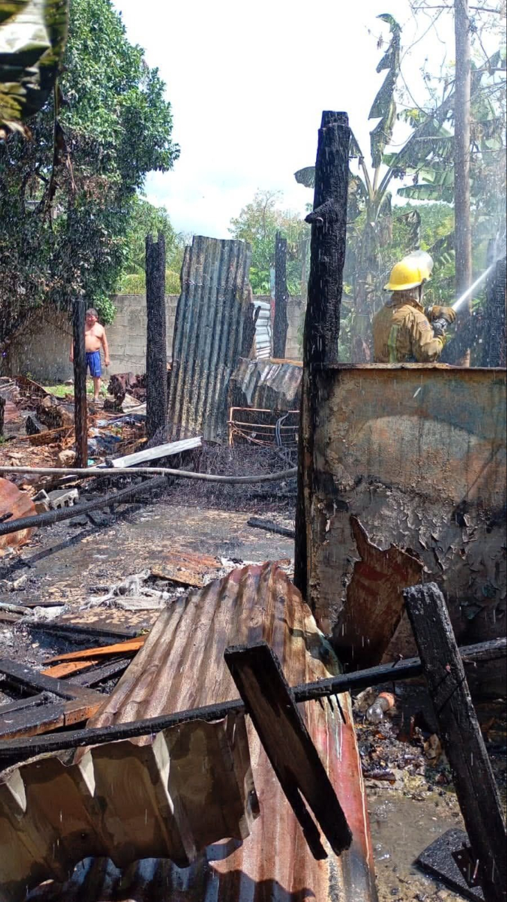 El adulto mayor no logró rescatar documentos, ropa ni pertenencias básicas