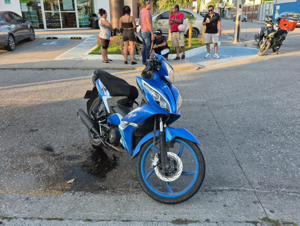 Los motociclistas se impactaron y salieron proyectados contra el pavimento.