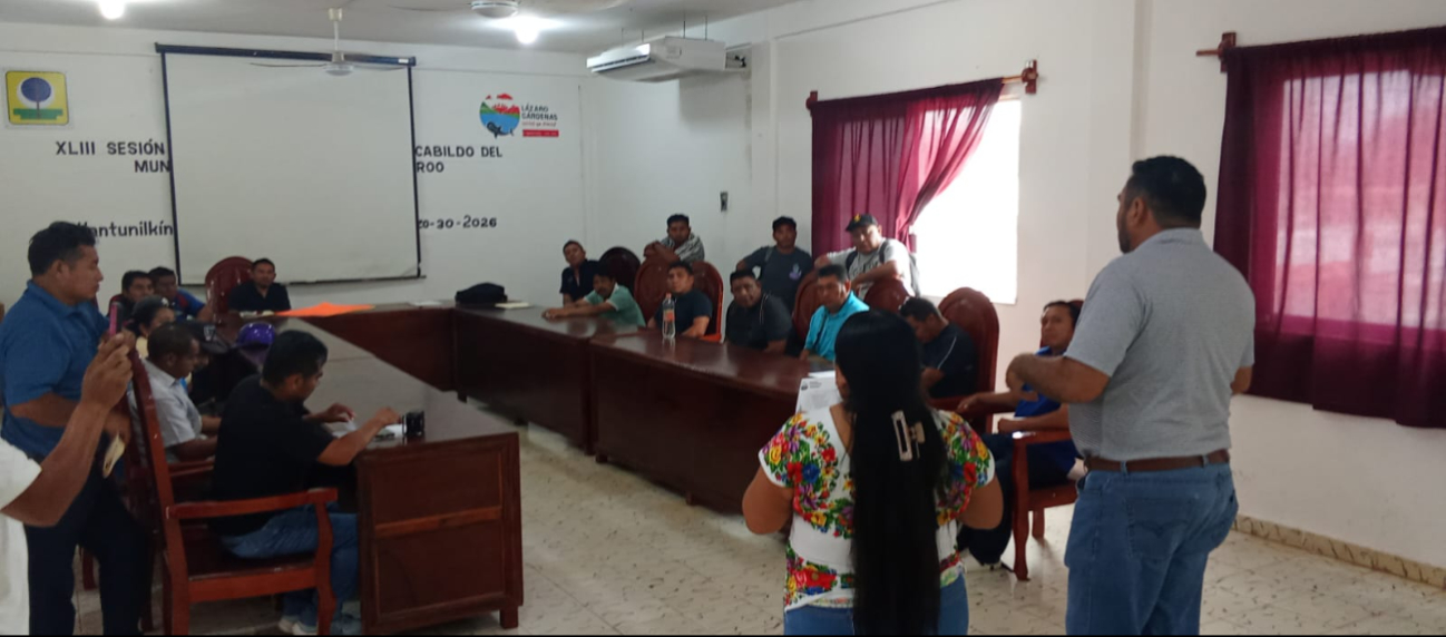 Tras la ausencia del alcalde Nivardo Mena, funcionarios municipales instalaron una mesa de diálogo y prometieron respuestas entre el 15 y 20 de abril