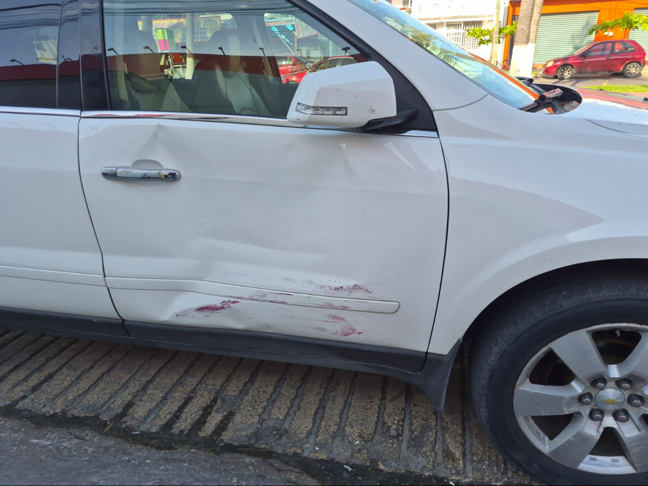 Unidad de transporte fue impactada en el costado.