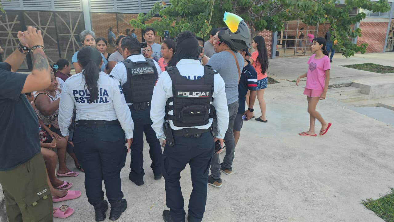 Vecinos del Mirador protestan por uso de cancha pública. Acusan privatización del espacio por academia de futbol.