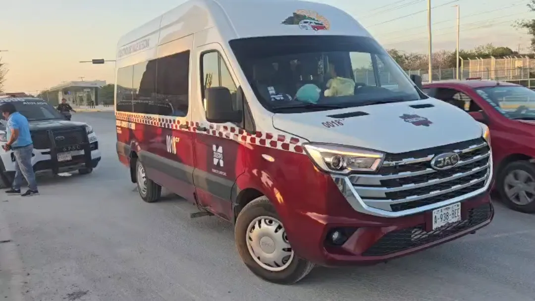 El accidente ocurrió frente a la glorieta del aeropuerto. Presuntamente fue causado por distracción.