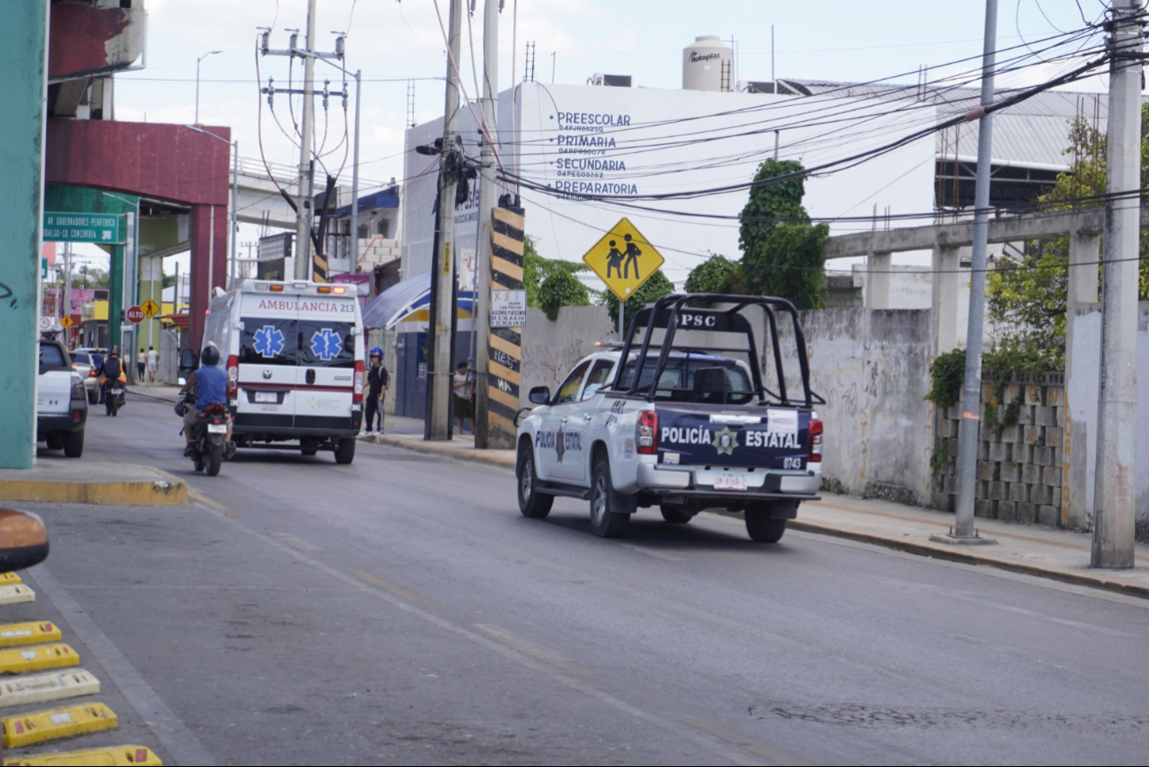 La mujer resultó con lesiones y fue trasladada a un hospital.