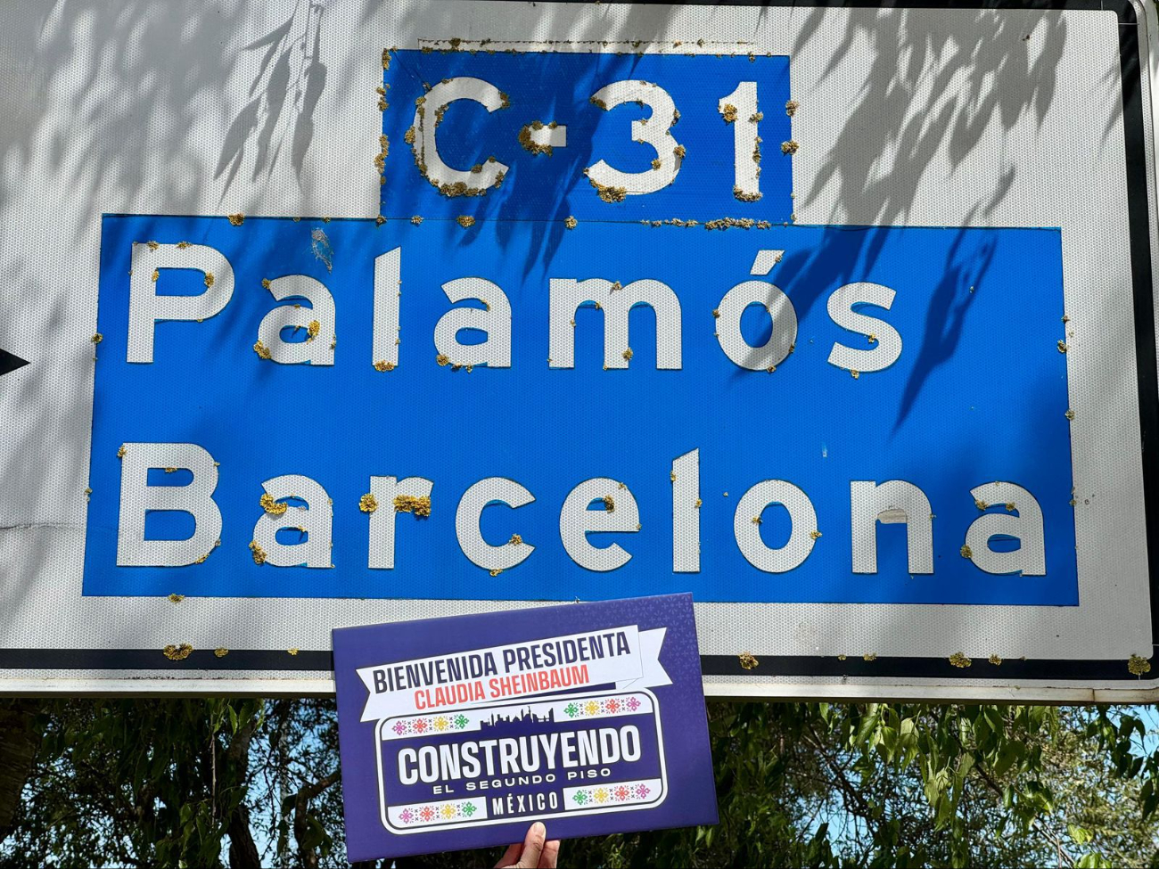 Las fotografías, captadas en distintos puntos emblemáticos de la capital catalana, reflejan la expectativa de la visita de la mandataria mexicana