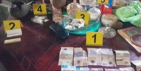 Se aseguraron sustancias ilícitas, dinero en efectivo y una motocicleta.