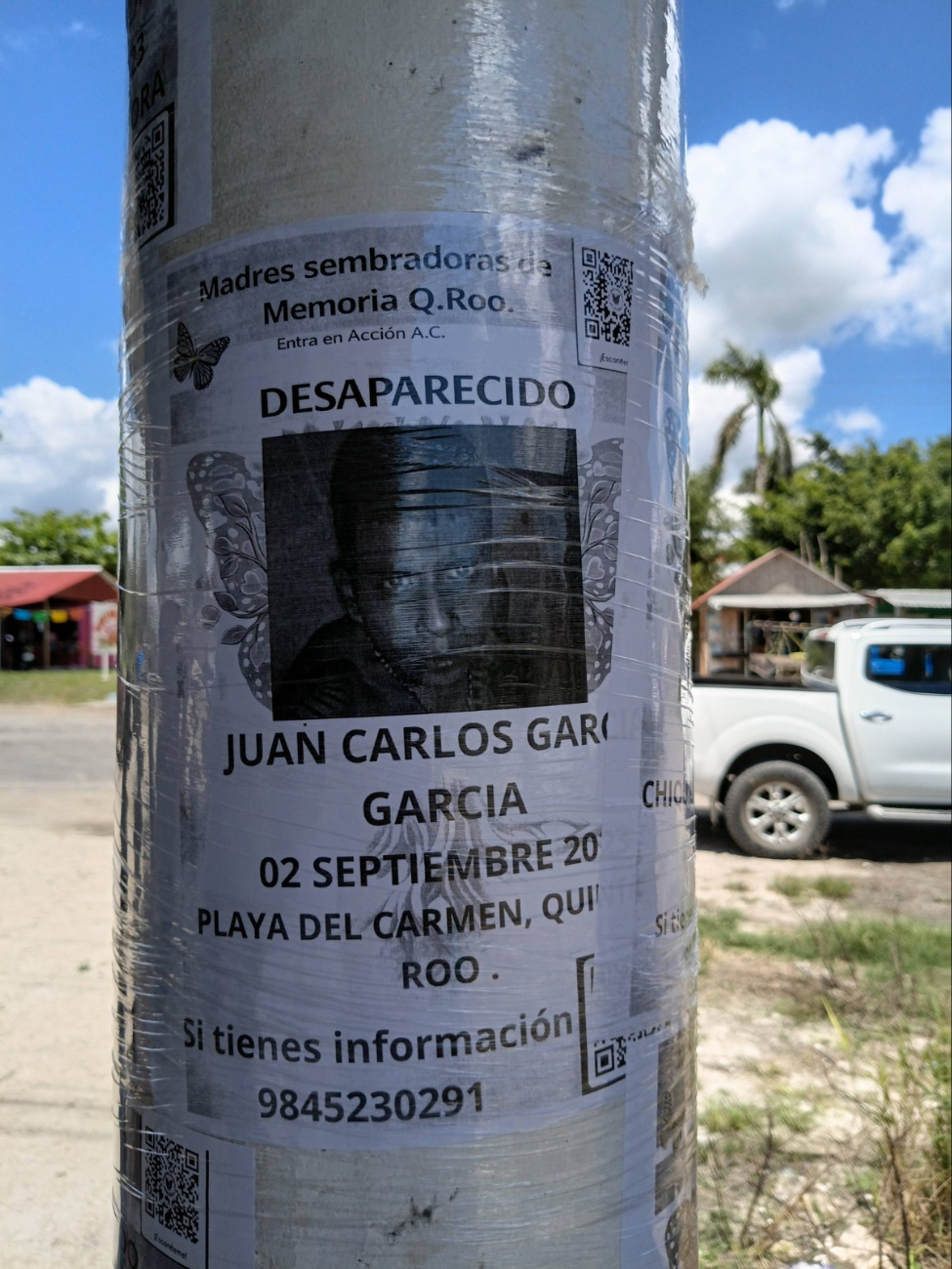 También se colocaron fichas de búsquedas de desaparecidos