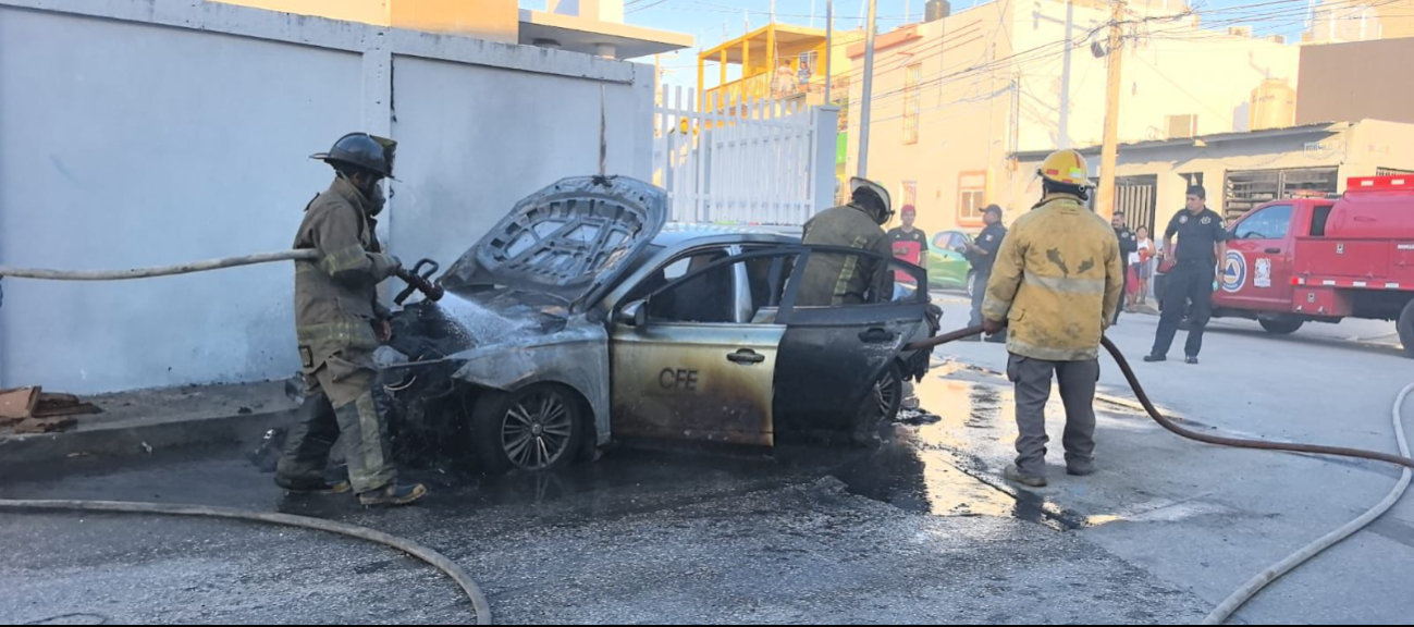 Bomberos lograron sofocar las llamas sin que hubiera lesionados.