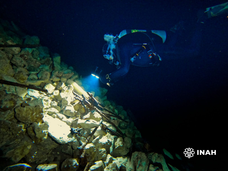 El INAH alerta por daños y riesgo de saqueo de las piezas en el cenote