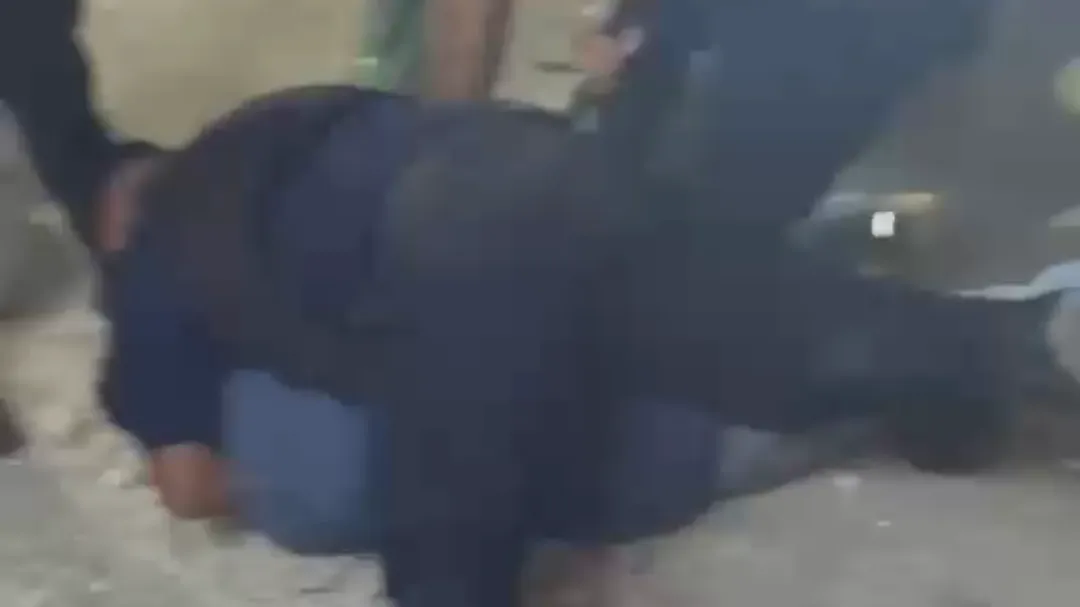 Forcejeo en Seybaplaya deja a policía lesionado durante detención