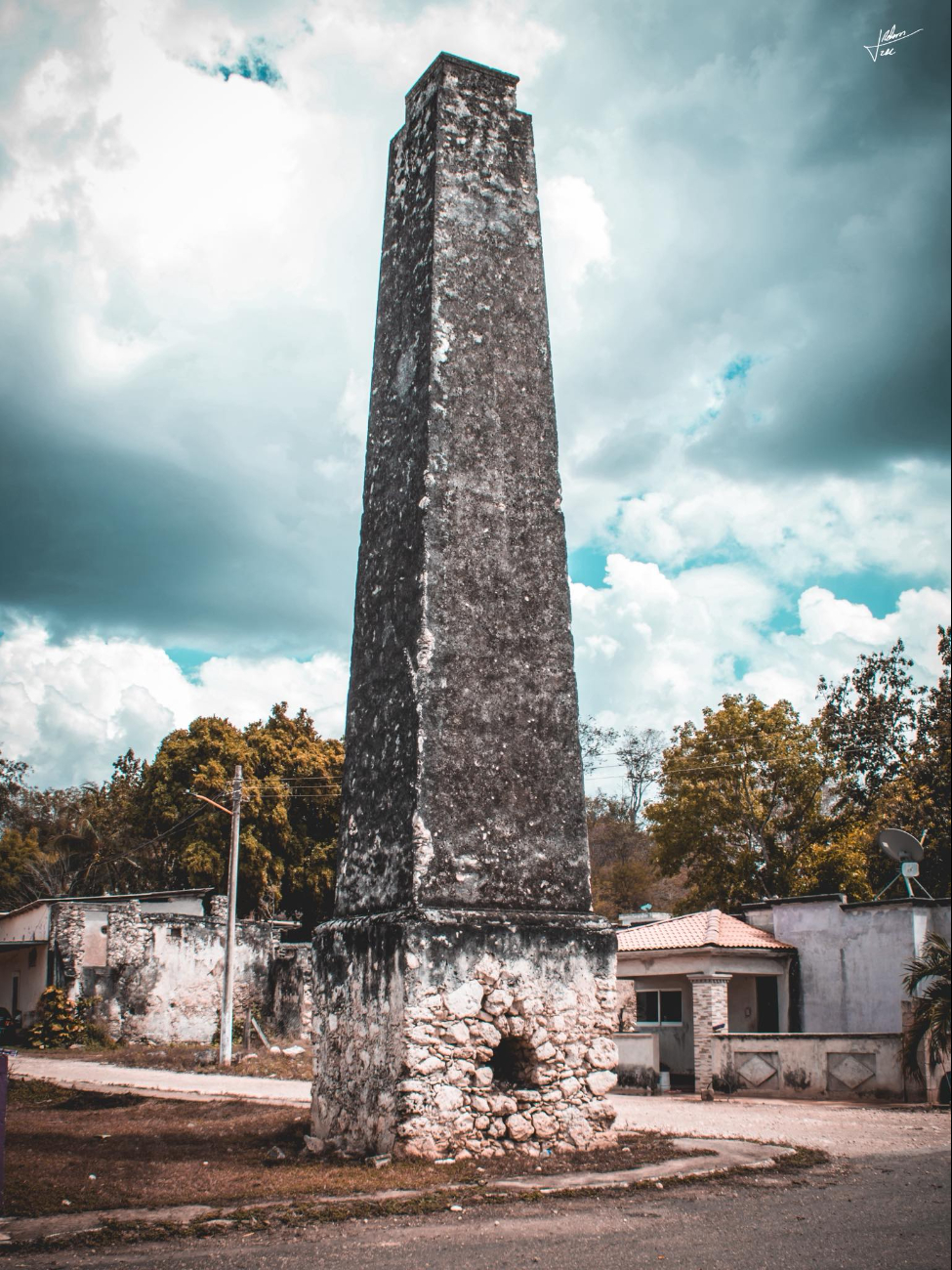 La chimenea de la Ex Hacienda Hobomó se alza como el último guardián de un pasado que se niega a desaparecer.
