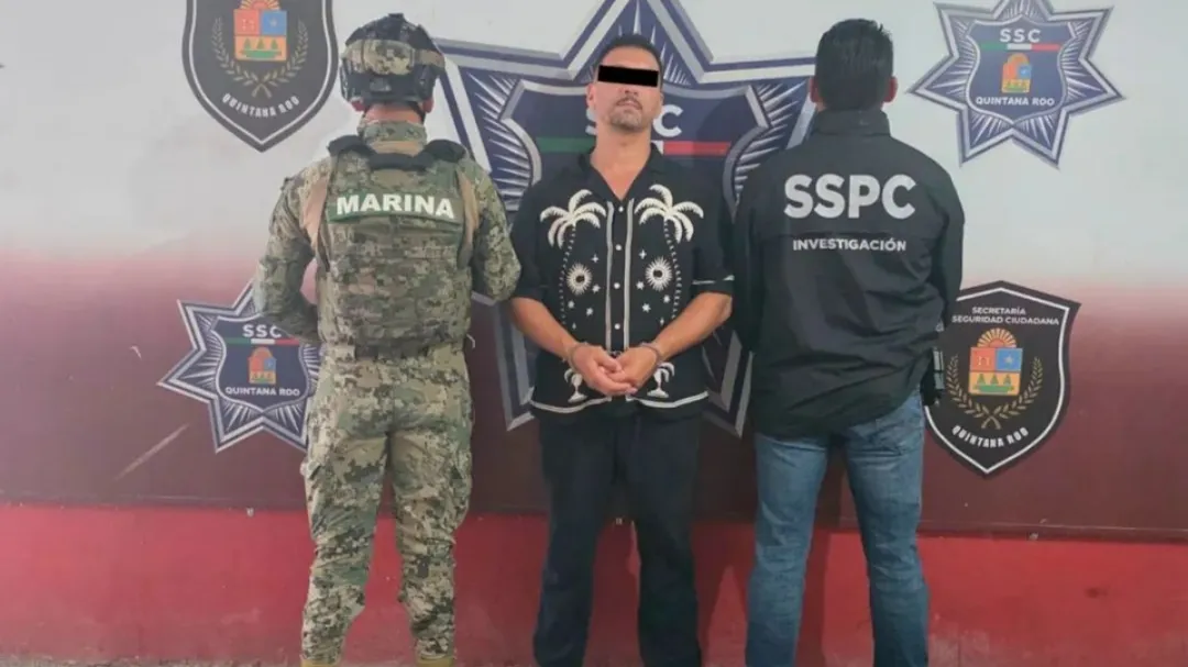 János “N”, acusado de tráfico de drogas y requerido por Hungría, fue detenido tras un operativo de alto nivel.El extranjero contaba con ficha roja de la Interpol y una orden de captura europea.Fue ubicado en el municipio de Benito Juárez y capturado sin disparos… en plena vía pública.