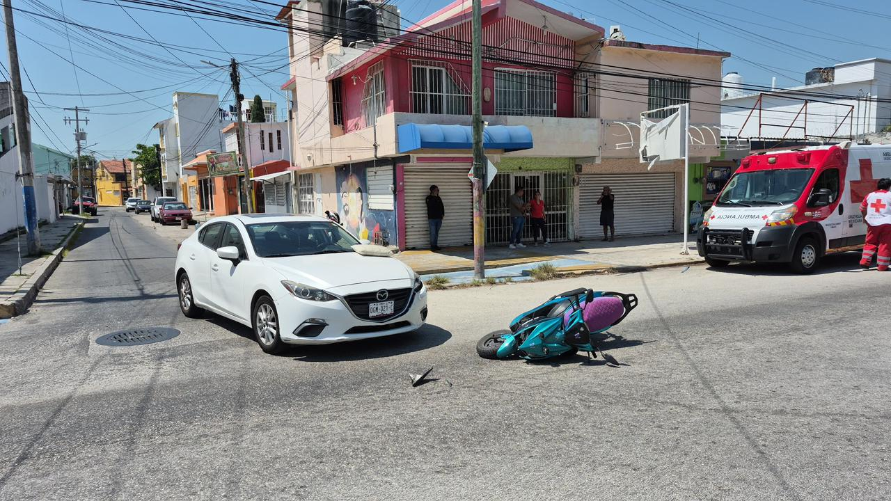 Mujer resulta lesionada en choque entre motoneta y automóvil en Ciudad del Carmen.