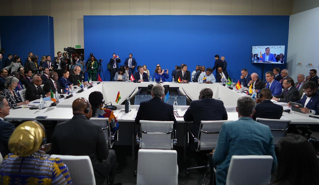 Propuso destinar 10% del gasto militar mundial a reforestación global.