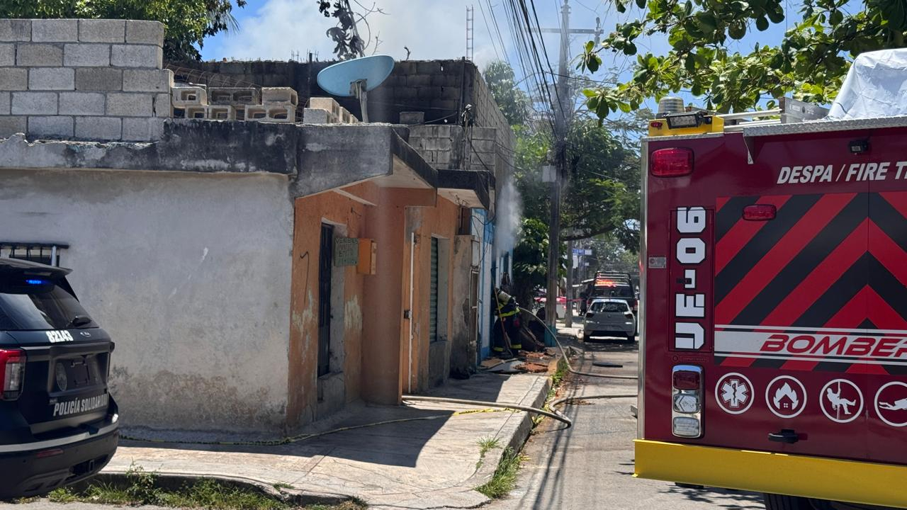 Vivienda se incendia en Playa del Carmen y genera movilización de emergencia