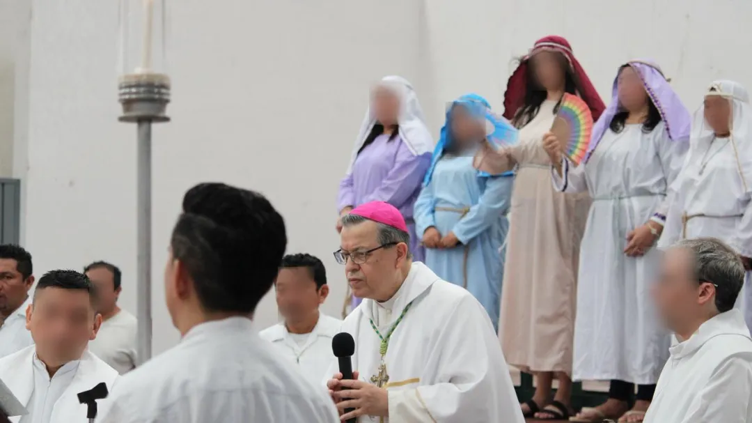 Arzobispo de Yucatán encabeza ceremonia de Jueves Santo en el Cereso de Mérida