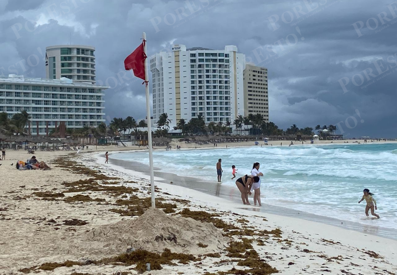 Guardavidas permanecen en los alrededores de las playas vigilando a los bañistas