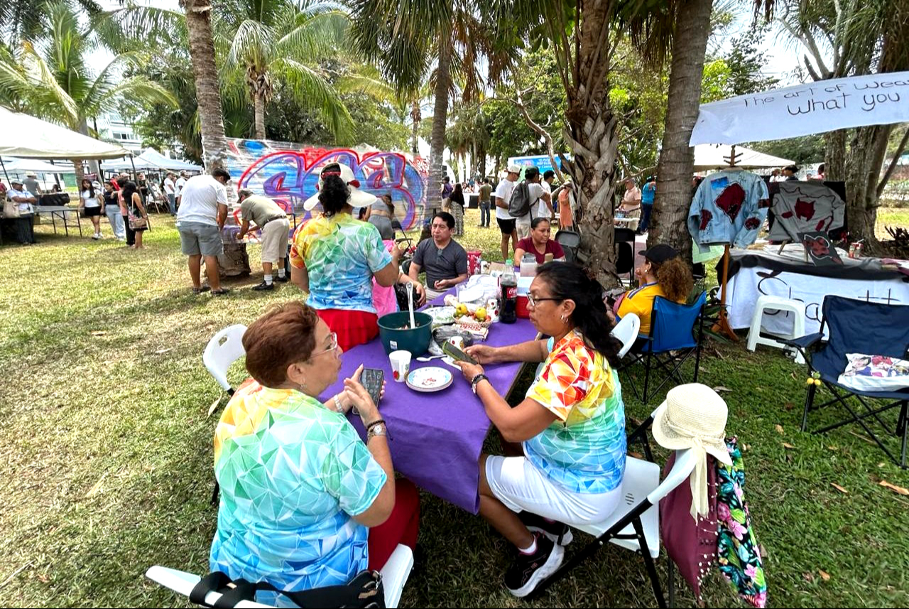 Asistentes encontraron un tianguis de arte en lugar de un picnic familiar.