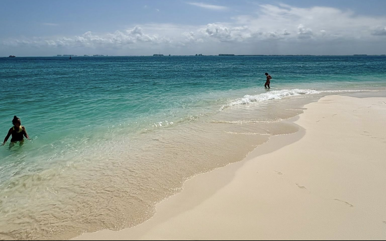 Guardavidas y Protección Civil advierten peligro por paso de embarcaciones.