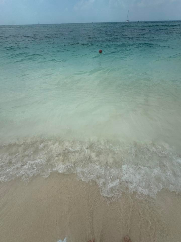 La arena ha invadido el canal y reduce el espacio seguro para bañistas.